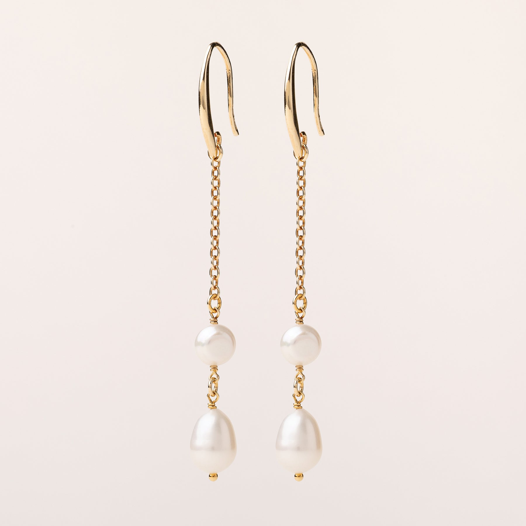 Orecchini in argento 925 placcato oro giallo con perle d’acqua dolce naturali. Fatti a mano Orecchini in argento 925 placcato oro giallo con perle d’acqua dolce naturali. Fatti a mano