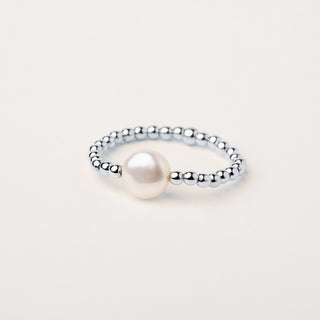 Anello elastico in argento 925 placcato rodio con perla d’acqua dolce centrale