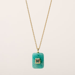 Collana in argento dorato con pendente in pietra naturale e zircone.