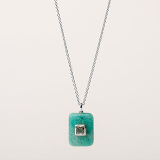 Collana in argento rodiato con pendente in pietra naturale e zircone.