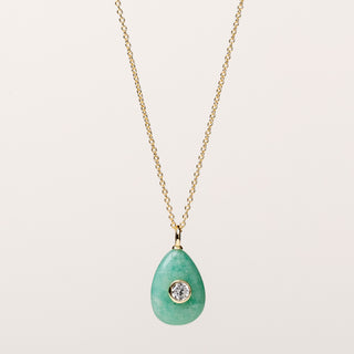 Collana con pendente in pietra naturale chiara e zircone in argento dorato.