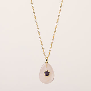 Collana con pendente in pietra naturale chiara e zircone in argento dorato.