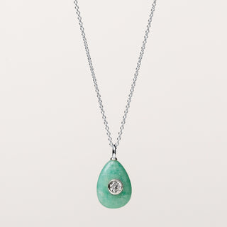 Collana con pendente in pietra naturale chiara e zircone in argento rodiato.