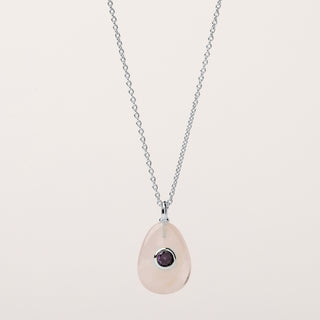 Collana con pendente in pietra naturale chiara e zircone in argento rodiato.