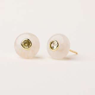 Orecchini a lobo in argento dorato con pietra naturale e zircone.