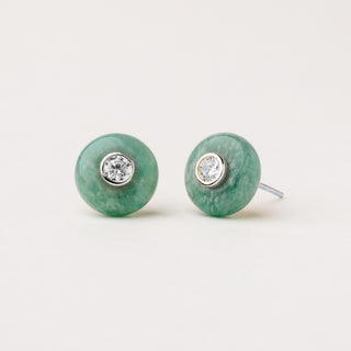 Orecchini a lobo in argento rodiato con pietra naturale e zircone.