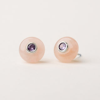 Orecchini a lobo in argento rodiato con pietra naturale e zircone.