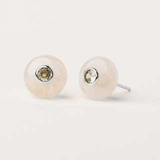 Orecchini a lobo in argento rodiato con pietra naturale e zircone.
