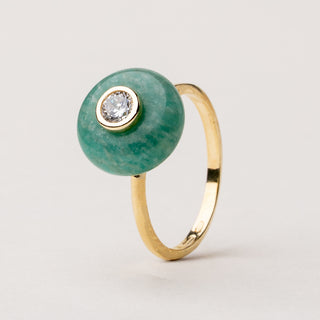 Anello sottile in argento dorato con pietra naturale e zircone incastonato.