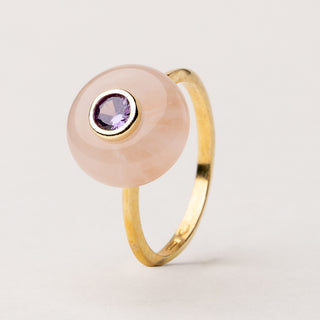 Anello sottile in argento dorato con pietra naturale e zircone incastonato.