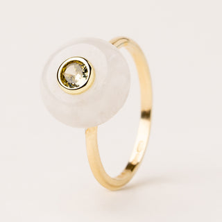 Anello sottile in argento dorato con pietra naturale e zircone incastonato.