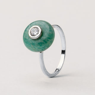 Anello sottile in argento rodiato con pietra naturale e zircone incastonato.
