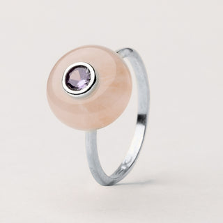 Anello sottile in argento rodiato con pietra naturale e zircone incastonato.