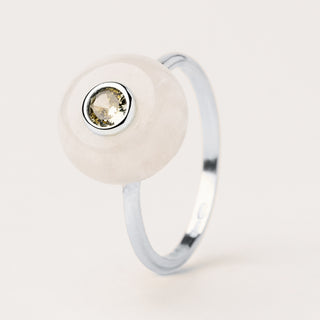Anello sottile in argento rodiato con pietra naturale e zircone incastonato.