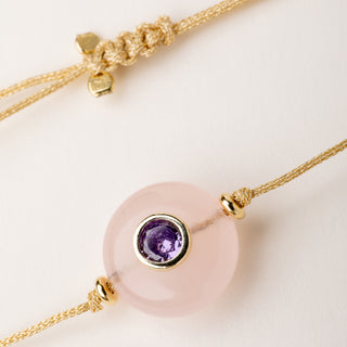 Bracciale a filo con argento dorato, pietra naturale e zircone.