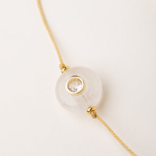 Bracciale a filo con argento dorato, pietra naturale e zircone.