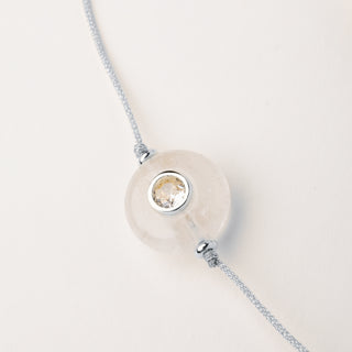 Bracciale a filo con argento rodiato, pietra naturale e zircone.