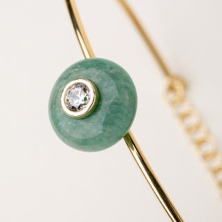 Bracciale rigido in argento dorato con pietra naturale e zircone.