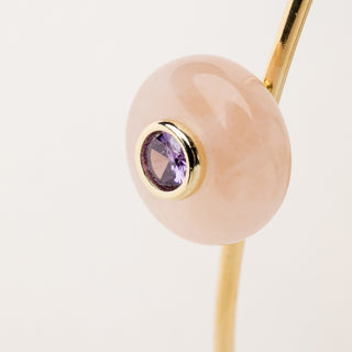 Bracciale rigido in argento dorato con pietra naturale e zircone.
