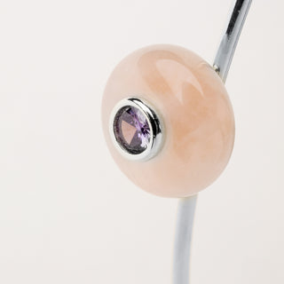 Bracciale rigido in argento rodiato con pietra naturale e zircone.