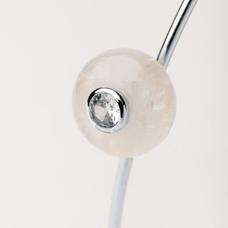 Bracciale rigido in argento rodiato con pietra naturale e zircone.