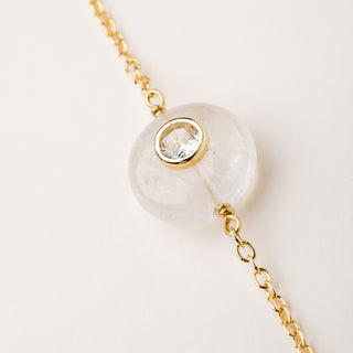 Bracciale a catena in argento placcato oro con pietra naturale e zircone.
