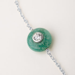 Bracciale a catena in argento rodiato con pietra naturale e zircone.