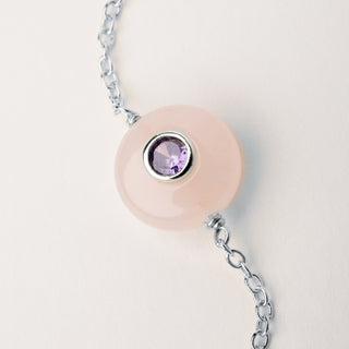 Bracciale a catena in argento rodiato con pietra naturale e zircone.
