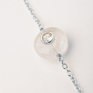 Bracciale a catena in argento rodiato con pietra naturale e zircone.