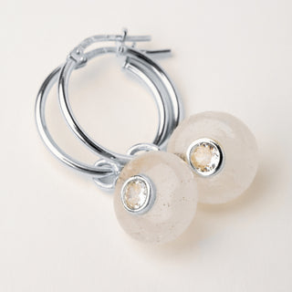 Orecchini a cerchio in argento rodiato con pendente in pietra naturale.