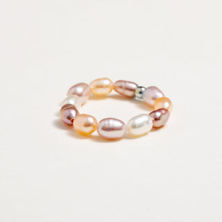 Anello regolabile con perle multicolor e dettaglio gold centrale