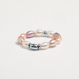 Anello regolabile con perle multicolor ed elemento ovale centrale