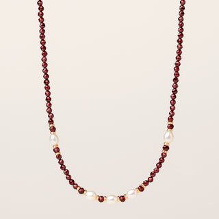 Collana in argento 925 dorato con granato naturale dal design geometrico essenziale.