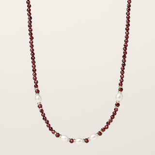 Collana in argento 925 Rodiato con granato naturale dal design geometrico essenziale.