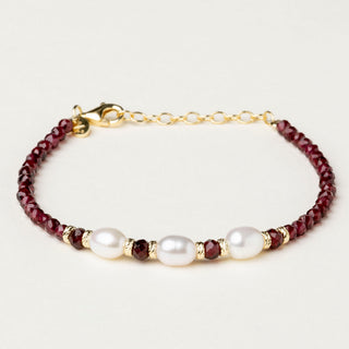 Bracciale in argento 925 dorato con granato naturale dal design geometrico essenziale.