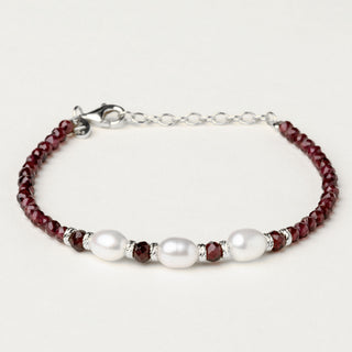 Bracciale in argento 925 Rodiato con granato naturale dal design geometrico essenziale.
