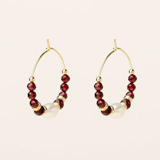 Orecchini in argento 925 dorato con granato naturale dal design geometrico essenziale.
