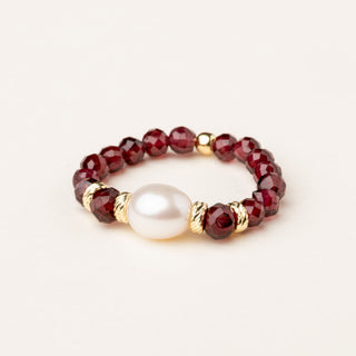 Anello in argento 925 dorato con granato naturale dal design geometrico essenziale.