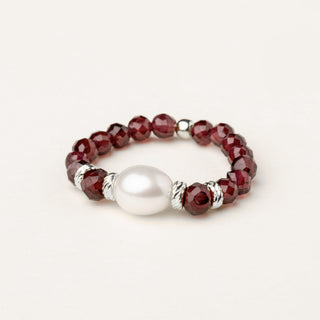 Anello in argento 925 Rodiato con granato naturale dal design geometrico essenziale.