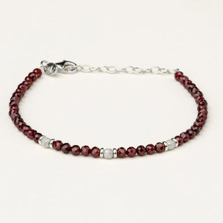 Bracciale in argento 925 Rodiato con granato naturale dal design geometrico essenziale.
