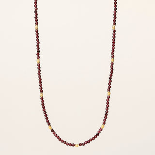 Collana in argento 925 dorato con granato naturale dal design geometrico essenziale.