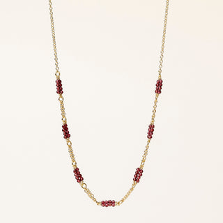 Collana in argento 925 dorato con granato naturale dal design geometrico essenziale.