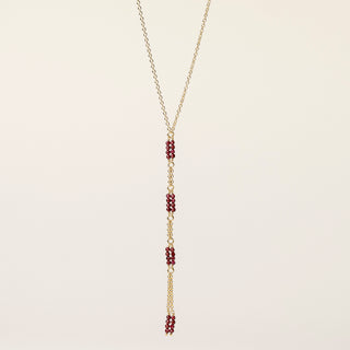 Collana in argento 925 dorato con granato naturale dal design geometrico essenziale.