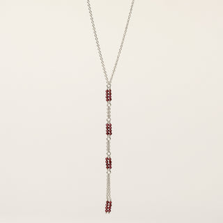 Collana in argento 925 Rodiato con granato naturale dal design geometrico essenziale.