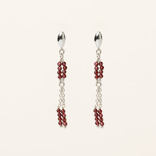 Orecchini in argento 925 Rodiato con granato naturale dal design geometrico essenziale.
