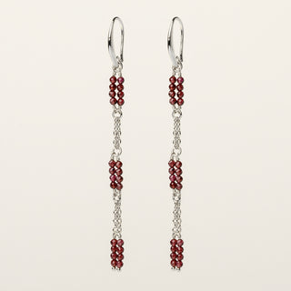 Orecchini in argento 925 Rodiato con granato naturale dal design geometrico essenziale.
