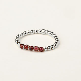 Anello in argento 925 Rodiato con granato naturale dal design geometrico essenziale.