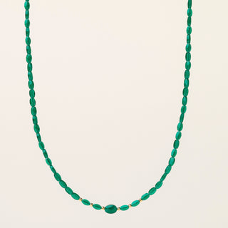 Collana in argento 925 dorato con cristallo verde dal design geometrico essenziale.
