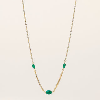 Collana in argento 925 dorato con cristallo verde dal design geometrico essenziale.