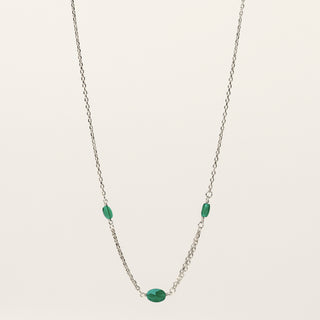 Collana in argento 925 Rodiato con cristallo verde dal design geometrico essenziale.